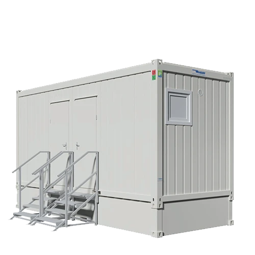 En vit portabel sanitetsmodul med ett litet fönster, dubbeldörrar och metalltrappor som leder till ingångarna.