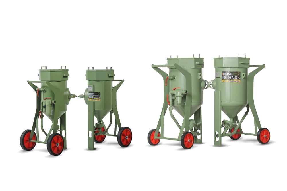 Fyra gröna industriella sandblästringsmaskiner med röda hjul, placerade sida vid sida mot en vit bakgrund.