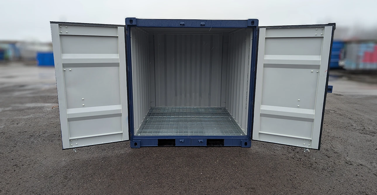 En blå miljöcontainer med båda dörrarna öppna, vilket avslöjar en tom interiör på en asfalterad utomhusyta.